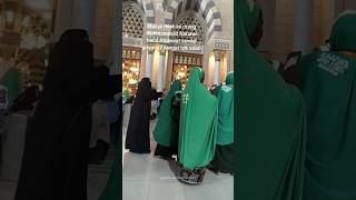 ukhti usir jama'ah yang joget joget sambil sholawat di depan pintu masjid Nabawi