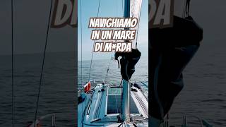 Navighiamo in un mare di m*rda #barcaavela #autunno  #mare