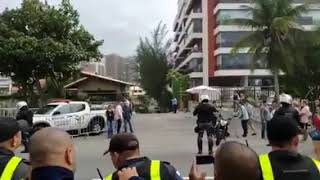 DE ARREPIAR - BOLSONARO SAINDO DS VILA MILITAR PARA VOTAR - ELEIÇÕES BRASIL 2018