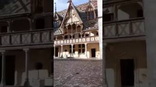 Cour et façade des Hospices de Beaune. SUPERBES pavés et couverture