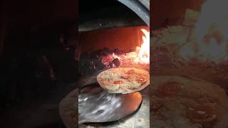 Uma rodada de pizza.