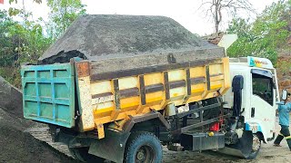 Truk Jomplang. Mobil dump truk ISUZU Jomplang muatan Pasir Tinggi Menggunung