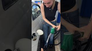 Emma impara a fare benzina😂