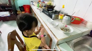 Trà My Biết Luộc Trứng Cút Và Tự Lột Vỏ Rất Giỏi