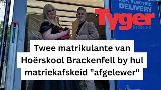 Twee matrikulante van  Hoërskool Brackenfell by hul matriekafskeid deur Takealot "afgelewer"