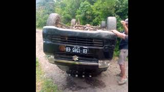 Sadis Kecelakaan Maut Mobil Terbalik Akibat Licin dan Jalan Rusak Parah #shorts