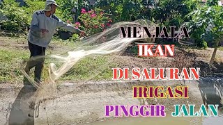 Jala ikan di saluran irigasi pinggir jalan depan rumah warga