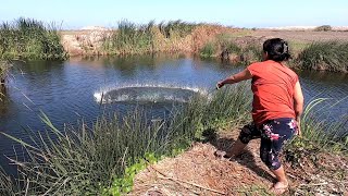 pescando en pequeña laguna tira la atarraya y mira lo que atrapa