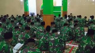 para prajurit membaca Alquran