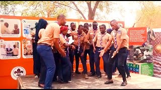 Chorégraphie scoute lors de la journée africaine du scoutisme au Niger