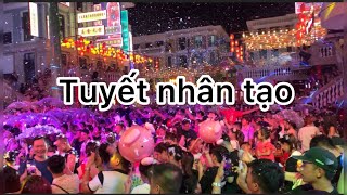 Thú vị ngắm tuyết nhân tạo rơi giữa mùa hè