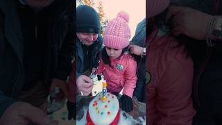 Celebrando sus 8 años con un pastel de nieve! feliz cumpleaños hija ❤️