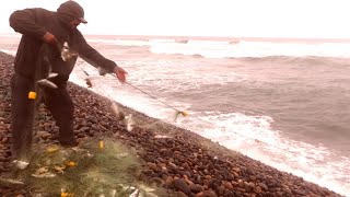 Mira como Pesca este Hombre con Red en el Mar - fishing