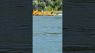 ein Arbeitsschiff schiebt eine Arbeitsplattform auf dem  #rhein #shorts #short #wasser #schiffe