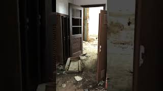 ABANDONED SCHOOL SCARY LOCKERS #shorts #abandoned #urbex #scary #school #creepy #urbanexploration