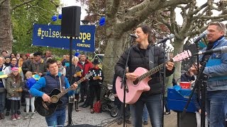 2017 05 07 Pulse of Europe Konstanz Waltraud Weber (hepburns) singt Mittendrin