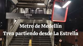 Tren del metro de Medellín partiendo en la noche desde estación La Estrella