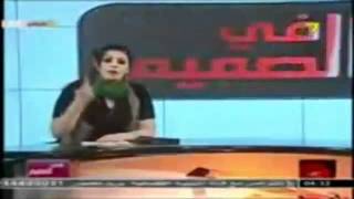 مذيعة القذافي هالة المصراتي تشهر مسدسها على الهواء