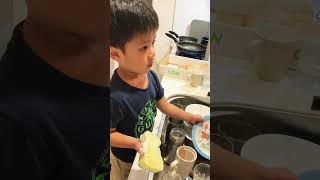 4 years old washing dishes 🇯🇵🇵🇭 #helpingmama #4yearsold #householdchores #filipinojapanese