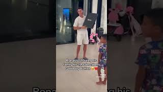 Ronaldo showing his family his Gold play button. 🥹🥇 #ronaldo #viralvideo #youtubeshorts