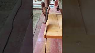 Sebuah proses yang membutuhkan fokus dan kesabaran#woodworking #wood #tukangkayu #gergaji