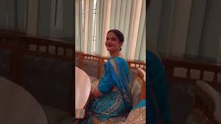 Khule baal ya fir jooda? Indian Receptionist in Blue saree | Delhi time London france