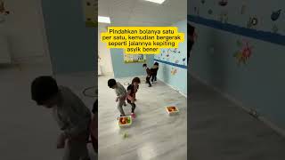 Move Your body like a crab and move the ball too #sekolah #earlychildhood