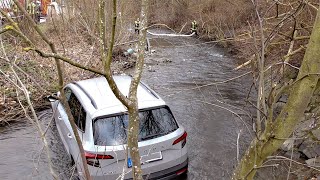 Ungewöhnlicher Parkplatz: Auto rollt in Hönne (Balve)