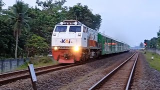 Kereta Api Montis melintas di barat Stasiun Kemranjen