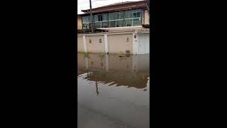 Chuva deixa moradores ilhados em Rio das Ostras-RJ