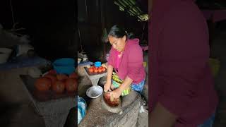 como preparar salsa en molcajete,  san juan mixtepec región de la mixteca de oaxaca México