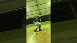 pulando no caixote com patins inline