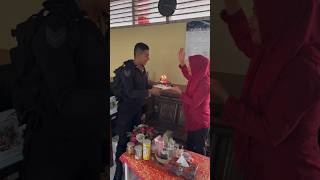 Momen anak brimob beri kue ultah kepada ibunda terkasihnya