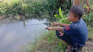 di hari minggu ini adik adik liburan memancing di sungai kecil di garut dengan penuh semngat 😁😁