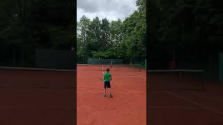 Niklas Kochta (9) High Tennisshot against his sister Tamina (11) 😂🔝👌