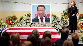 ¡En el trágico funeral de Arnold Schwarzenegger! Nuestro más sentido pésame a su familia.