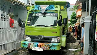 Mobil Dump Truk Pasir Hino Melewati Jalan Yang Sempit Jomplang Muatan Tinggi Menggunung