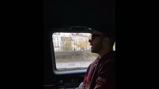 Manuel Turizo cantando acapella por las calles de Paris, Francia.