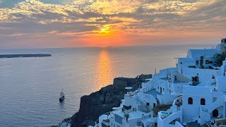 Sunset in Oia, Santorini, Greece 🇬🇷