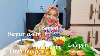 Mukbang sayur asem.orek tempe.ikan asin.sambel.lalapan timun.tespong.kucai dan tomat‼️segeer ❤️