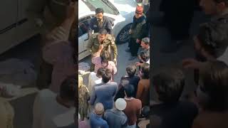 پولیس کا ایک اور گلو بٹ سامنے اگیا بوڑھی خاتون پر تشدد #viralvideo #breakingnews #police