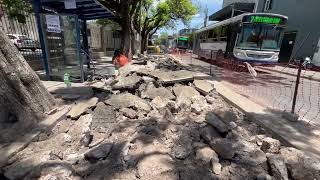 Ejecutan la reconstrucción de dársenas de colectivo en la calle Pellegrini