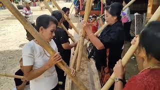 Ma'lambuk issong di Penerimaan Tamu di Alm, Ibu Maria Belopandung. RITUAL Pemakaman Suku Toraja