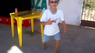 MENINO DANÇANDO ARROCHA SWENGUEIRA