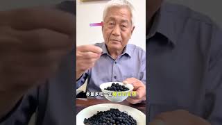 When people reach middle age, it is better for their health. Eating dried mulberries or soaking