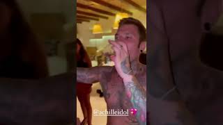 Fedez ubriaco bacia Achille Lauro