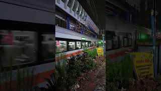 MOMEN KA PANGRANGO MELINTAS JALAN KAPTEN MUSLIHAT DI MALAM HARI #keretaapi #stasiunkereta #krL