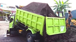 Mobil Dump Truk Pasir Melewati Jalan Yang Sempit Jomplang Muatan Tinggi Menggunung