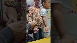 LAGI MAKAN BAKSO TIBA TIBA SI KECIL KEJUNGKEL MANDI TEH PUCUK DE DE.. #shorts #fyp #makanbaso