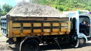 Mobil Dunp Truk Pasir Bongkar Muatan Kesulitan Akibat Lengket